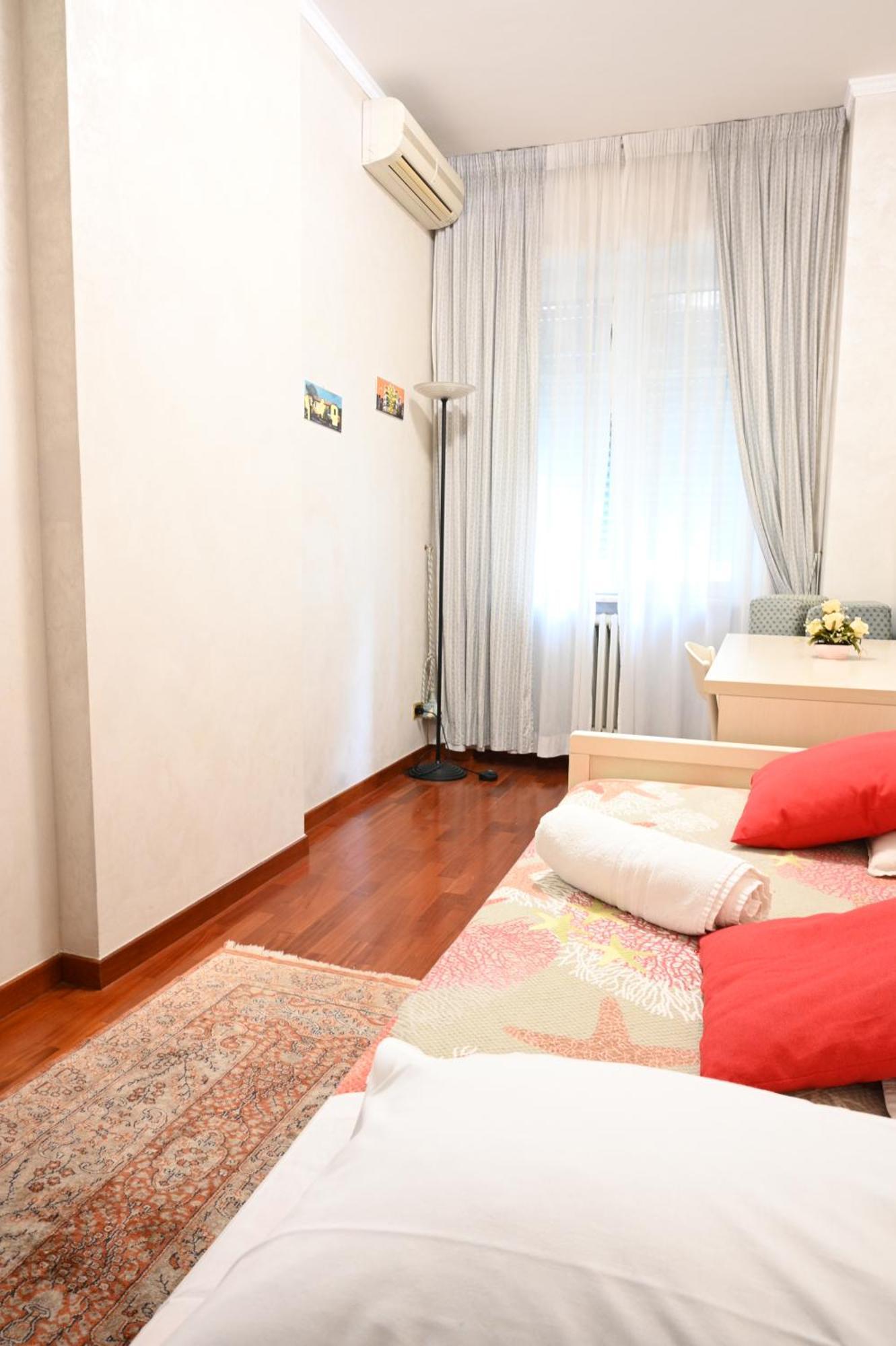 Marco'S Apartment Colosseum Рим Екстер'єр фото